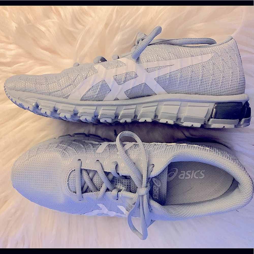 ASICS sneaker size 7.5 light gray with white logo detail, comfortable gel sole